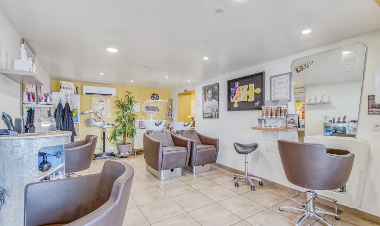 Interieur lumineux du salon Hair Love